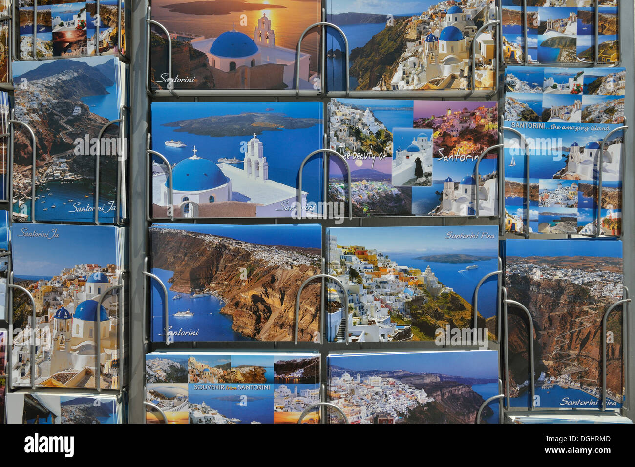 Postkarte zum Verkauf in einem Souvenirladen, Firá, Thira, Santorin, Kykladen, Griechenland Stockfoto