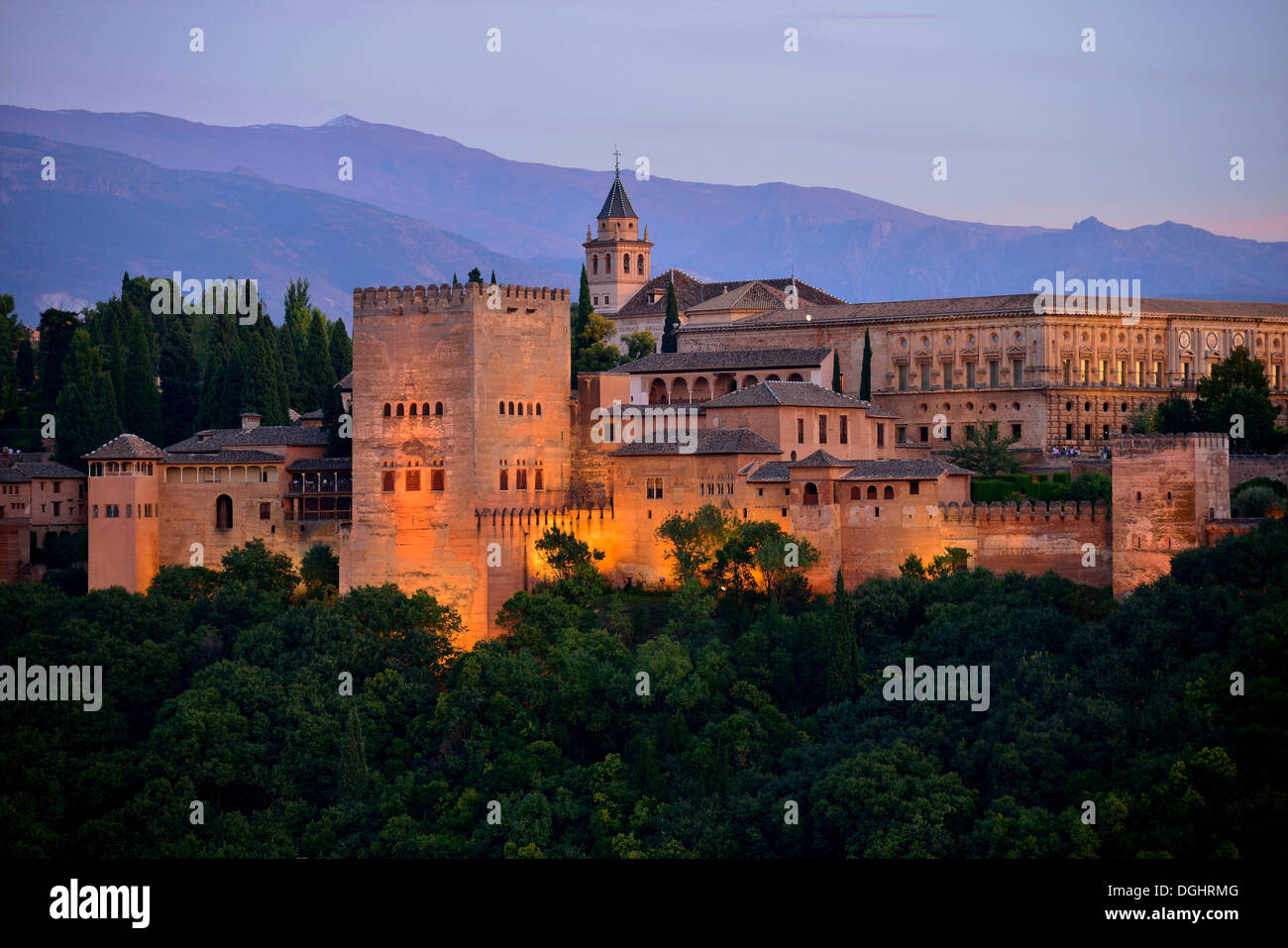 Alhambra Burg auf Sabikah Hügel, eines der wichtigsten Gebäude im maurischen Stil, UNESCO-Weltkulturerbe, Granada Stockfoto