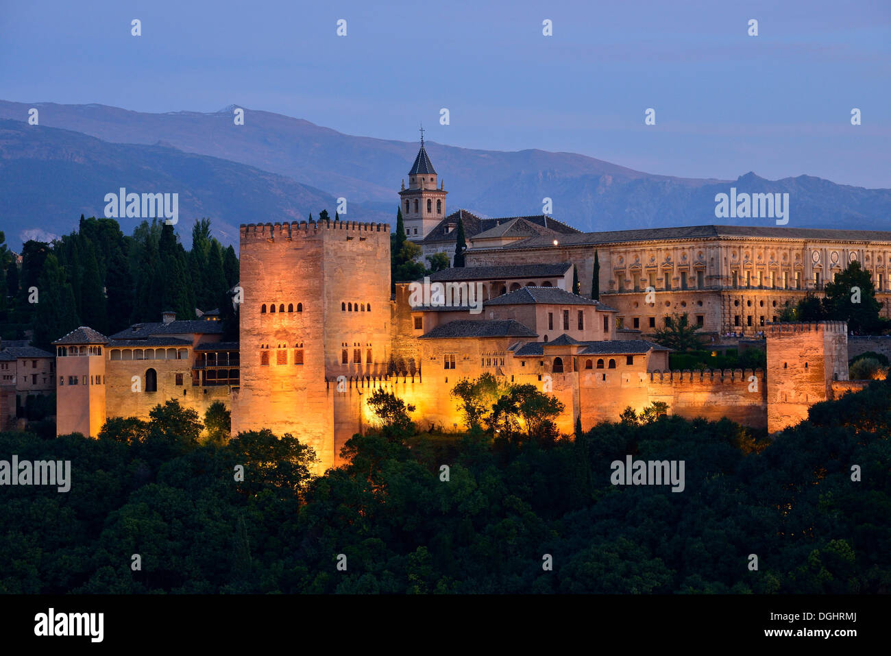 Alhambra Burg auf Sabikah Hügel, eines der wichtigsten Gebäude im maurischen Stil, UNESCO-Weltkulturerbe, Granada Stockfoto