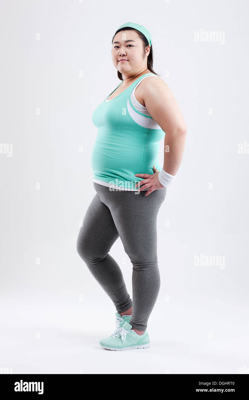 ein dickes Mädchen stehen in einem Fitness-Studio-outfit Stockfoto