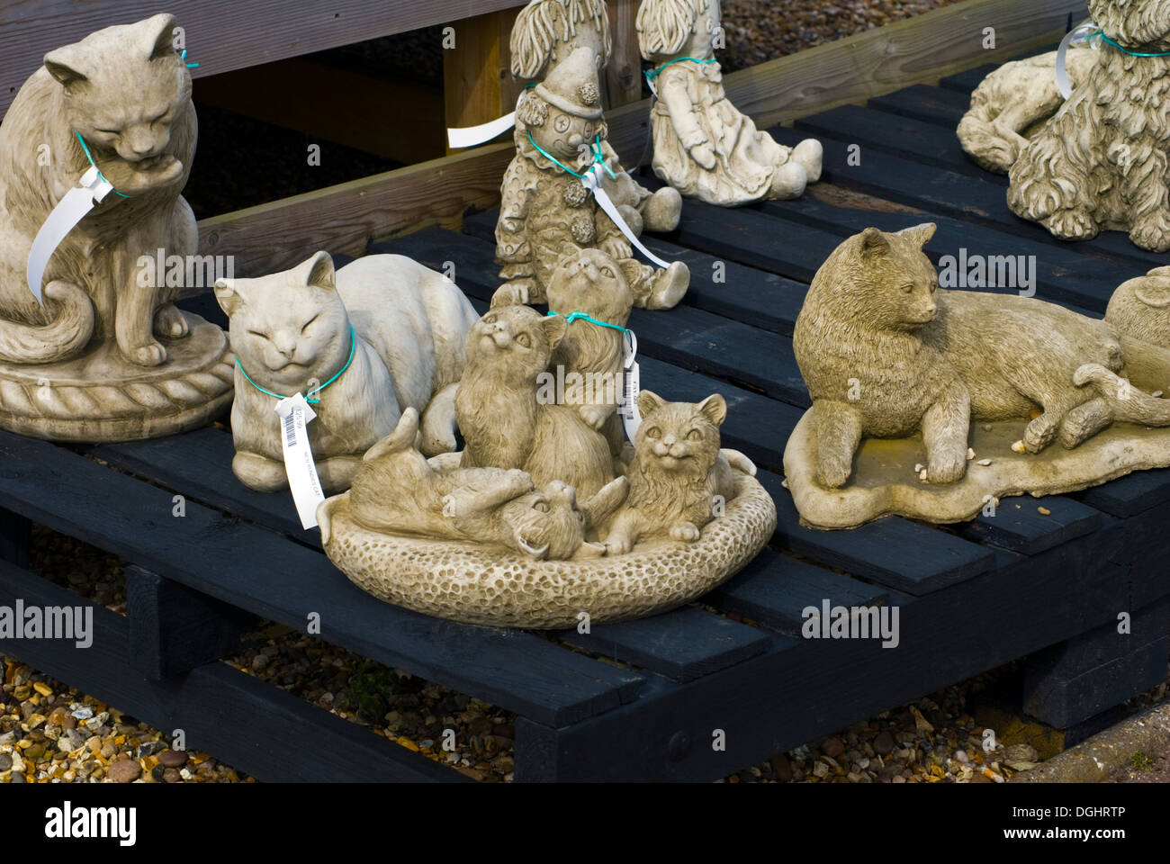 Katzen, Keramik-Skulptur, Skulptur für den Garten, Stockfoto