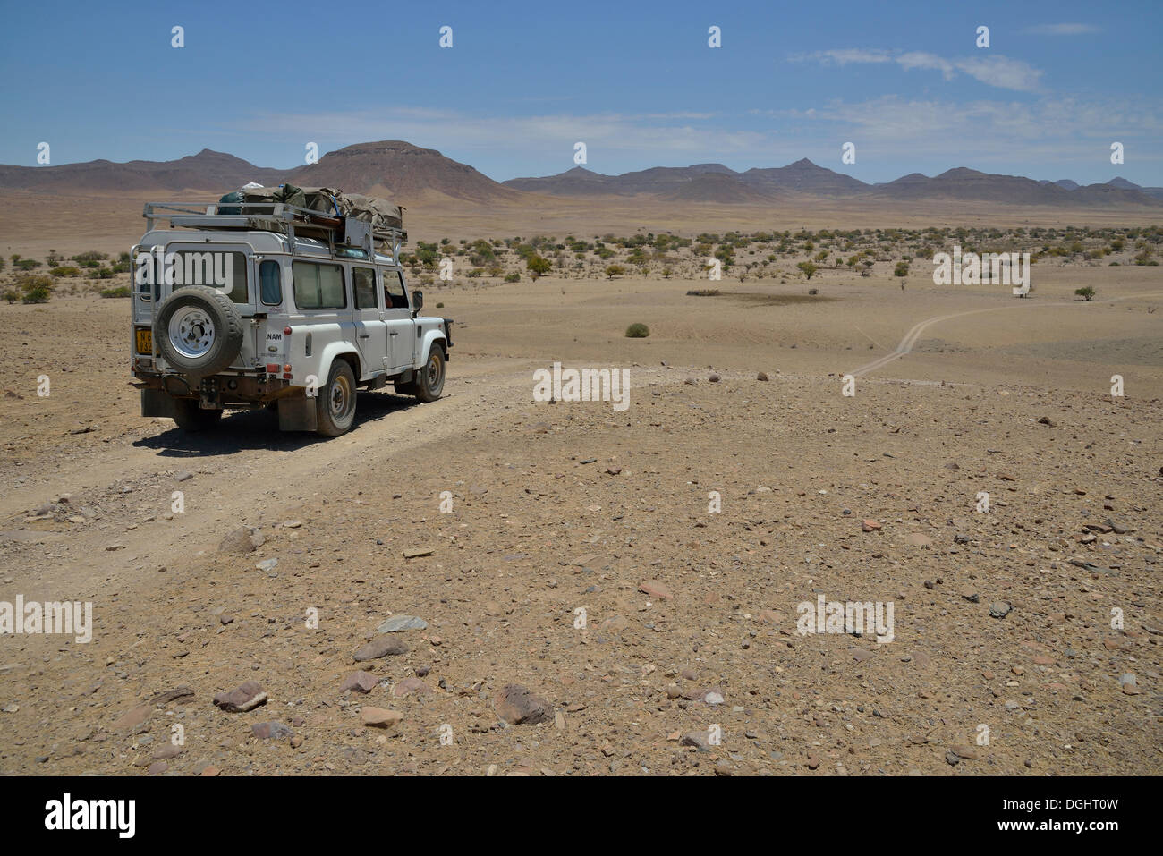 Safari-Fahrzeug im Hoarusib River Valley, Purros, Kaokoland, Kunene, Namibia Stockfoto