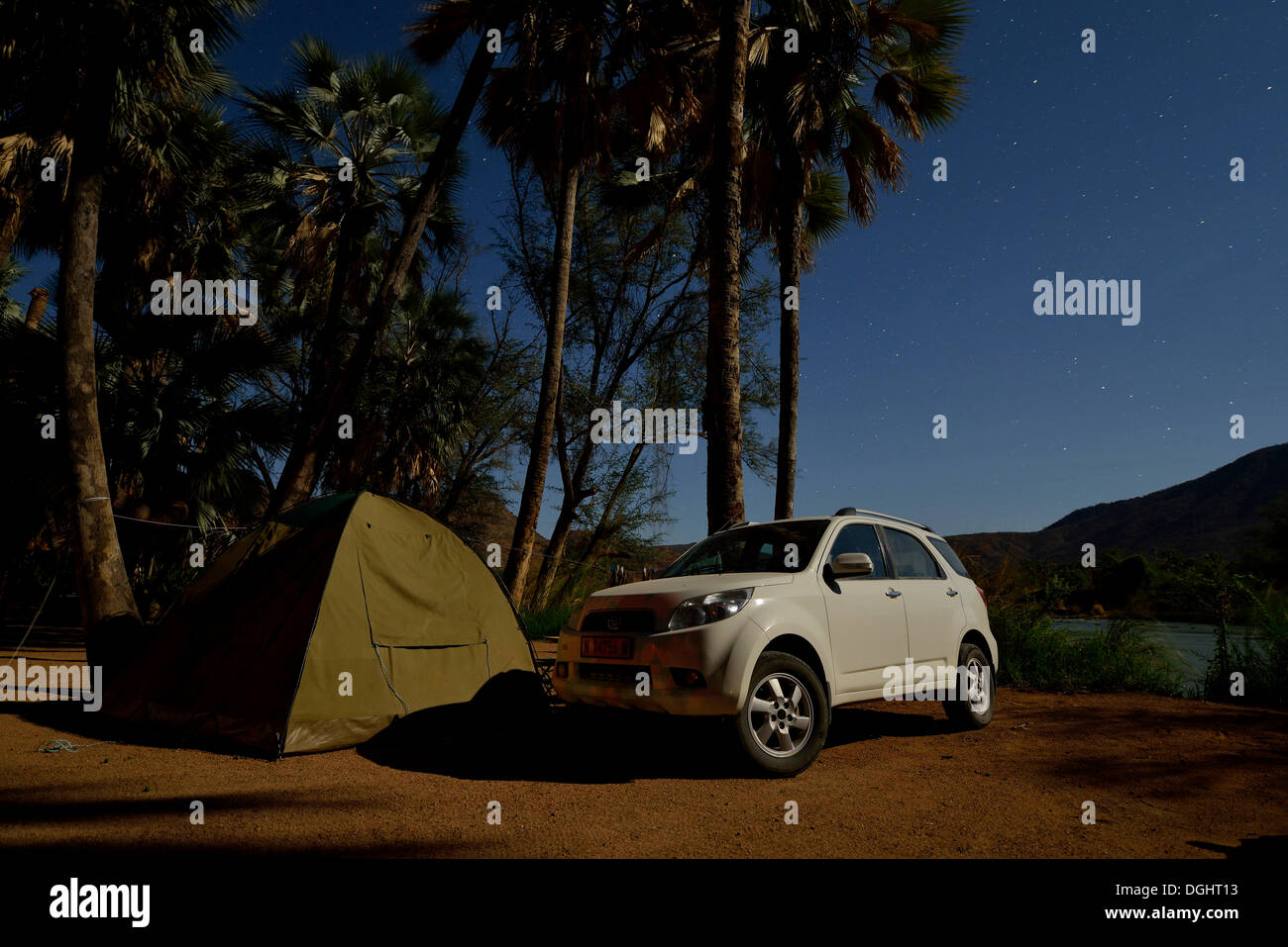 Zelt und Safari Fahrzeug in der Nacht auf einem Campingplatz in der Nähe von Epupa Wasserfälle, Epupa, Kaokoland, Kunene, Namibia Stockfoto