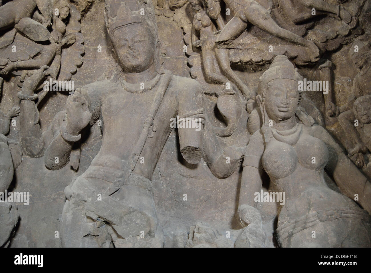 Figuren von Shiva und Parvati in die Haupthöhle der Shiva-Tempel auf der Insel Elephanta, UNESCO-Weltkulturerbe, Mumbai Stockfoto