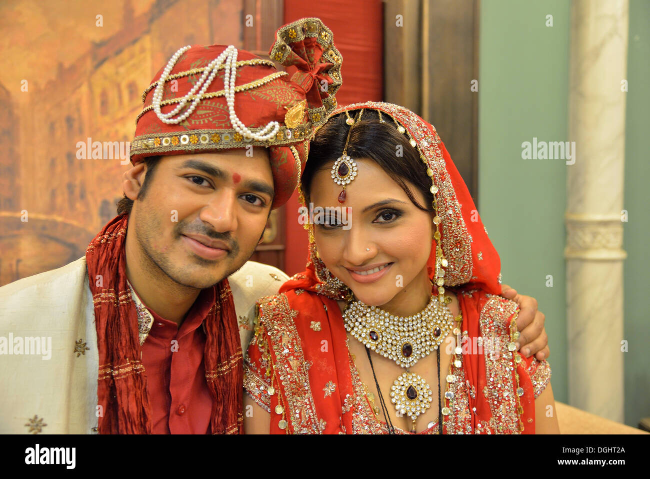 Bollywood-Schauspieler Abhishek Sethiya und Zoya Khan während der Dreharbeiten der Serie "My Daughter" in der SJ Filmstudios, Mumbai Stockfoto