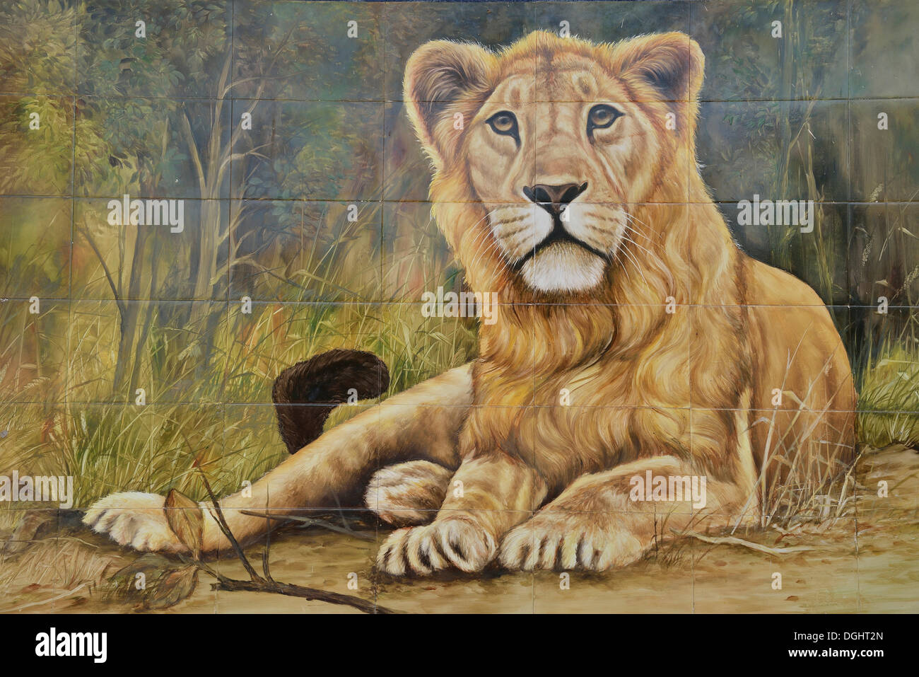 Bild eines Löwen, asiatischen Löwen vor dem Sitz der Forestry Commission, Gir-Forest-Nationalpark, Gir Schutzgebiet Stockfoto