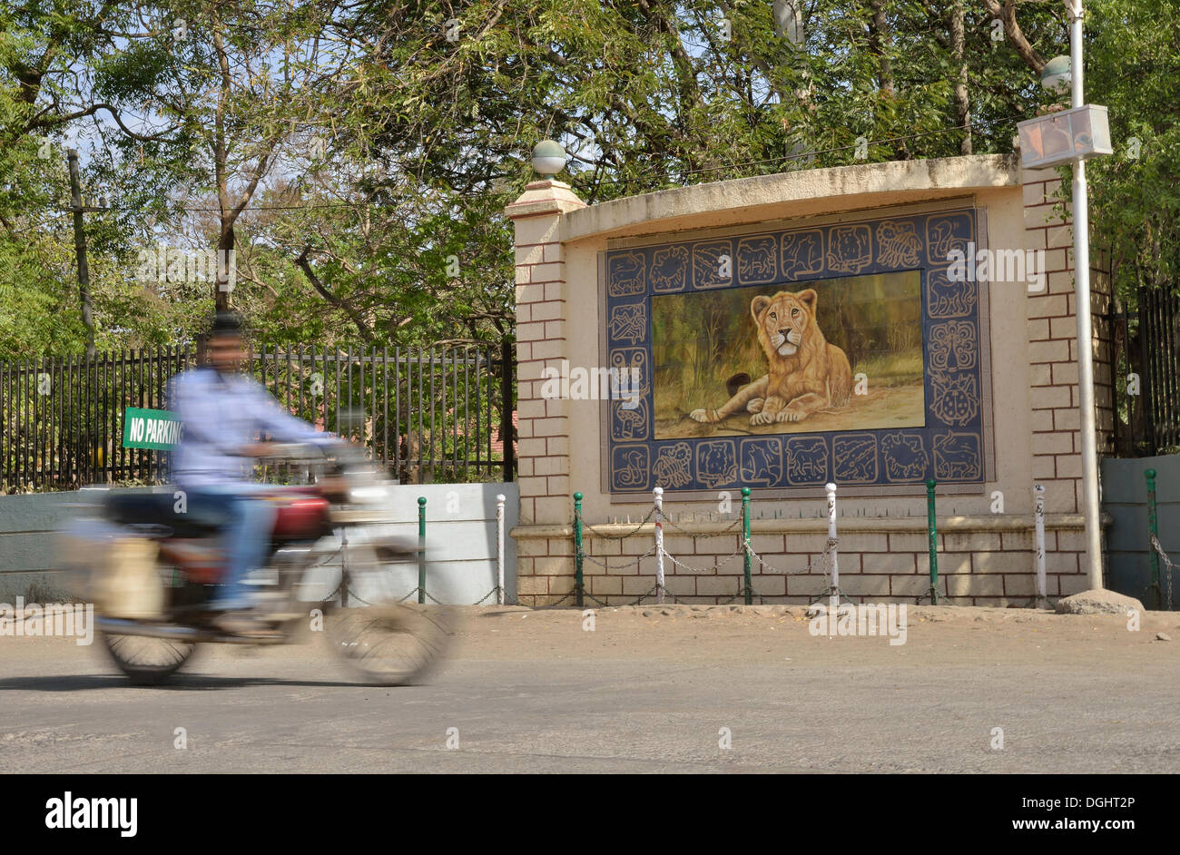 Motorrad im Vordergrund des Bildes eines Löwen, asiatischen Löwen vor dem Sitz der Forestry Commission Stockfoto