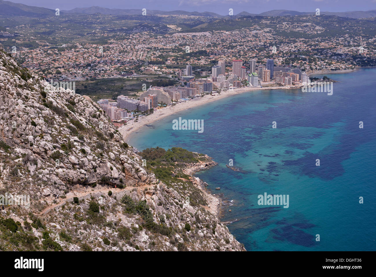 Calp und Playa Levante Strand aus dem Fels Peñón de Ifach oder Penyal d'Ifac, Calp, Costa Blanca, Costa Blanca Stockfoto