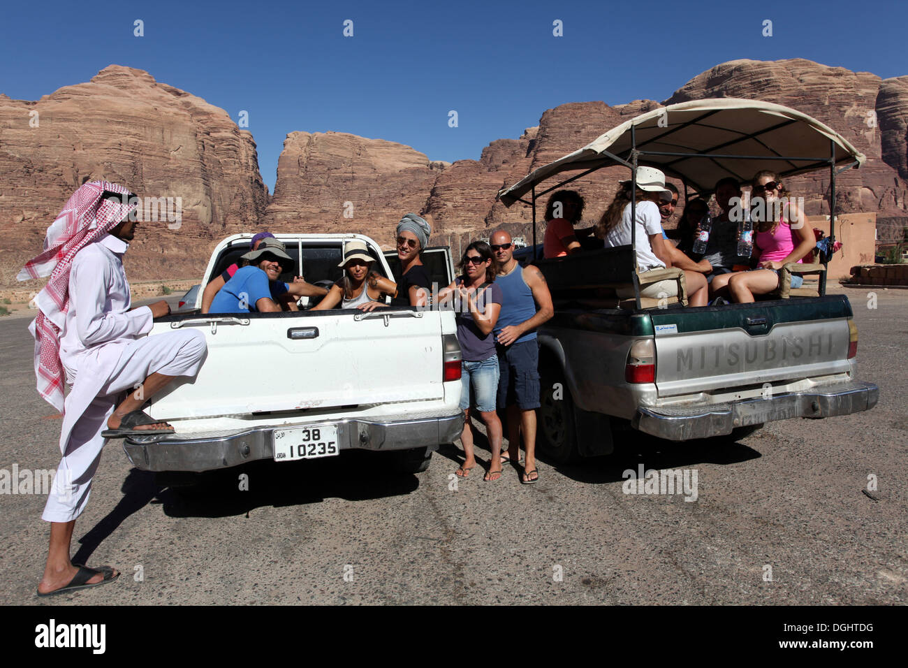 Europäische Touristen auf eine Wüstentour in Jordanien, Wadi Rum Stockfoto