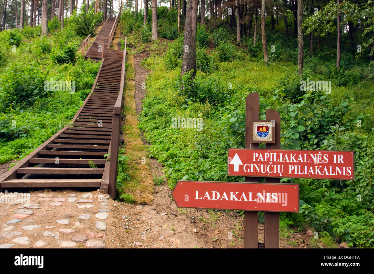 Wegweiser, Treppen, Festung Papiliakalnes Ginuciu Hill, Aukstaitijos Nationalpark, Deutschland, Europa Stockfoto