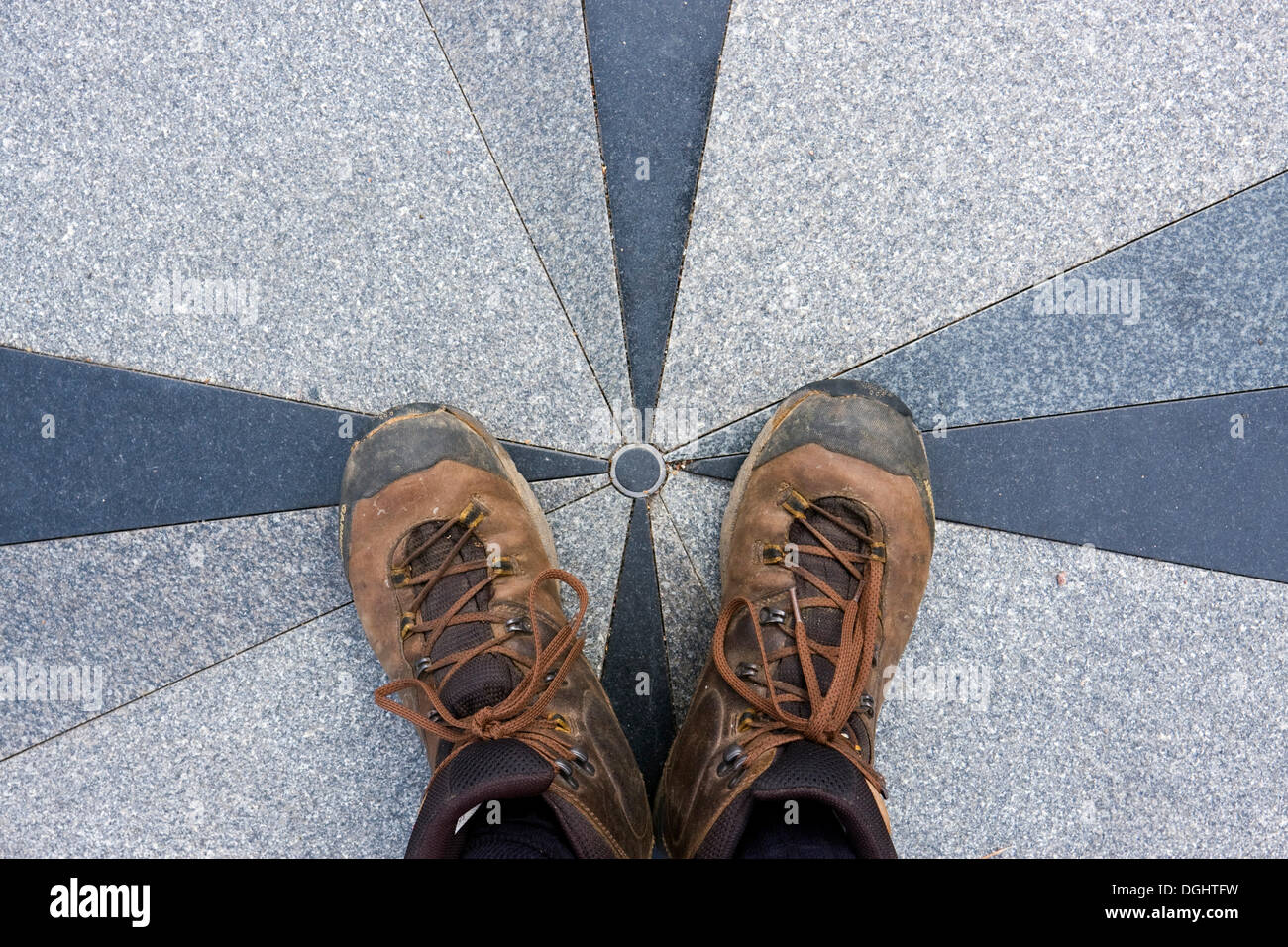 Füße stehen auf geographischen Zentrum von Europa, Purnuskes, Deutschland, Europa Stockfoto