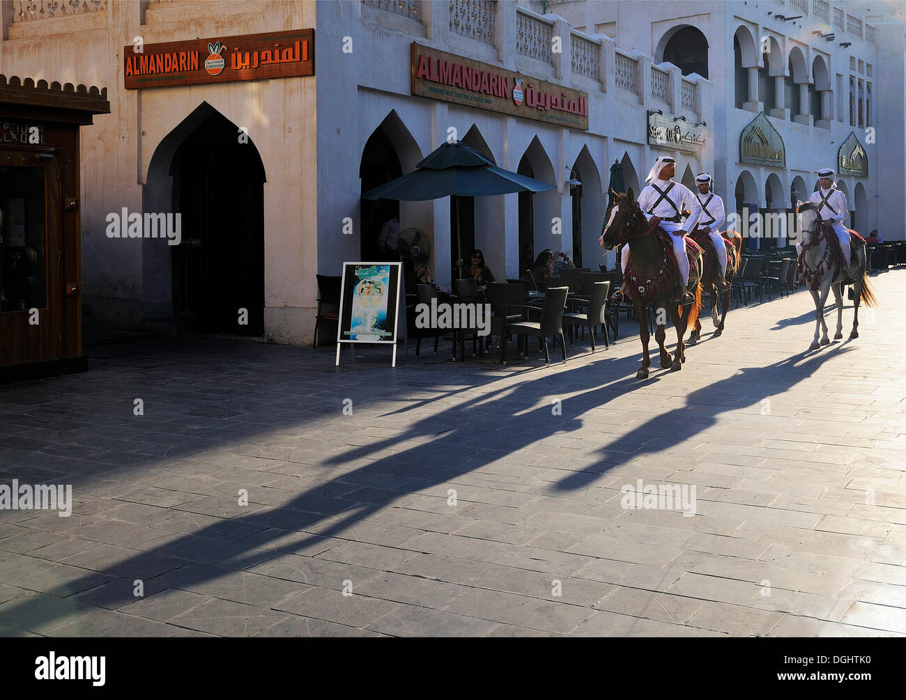 Polizei, Souk Waqif, Doha, Katar, Nahost montiert Stockfoto