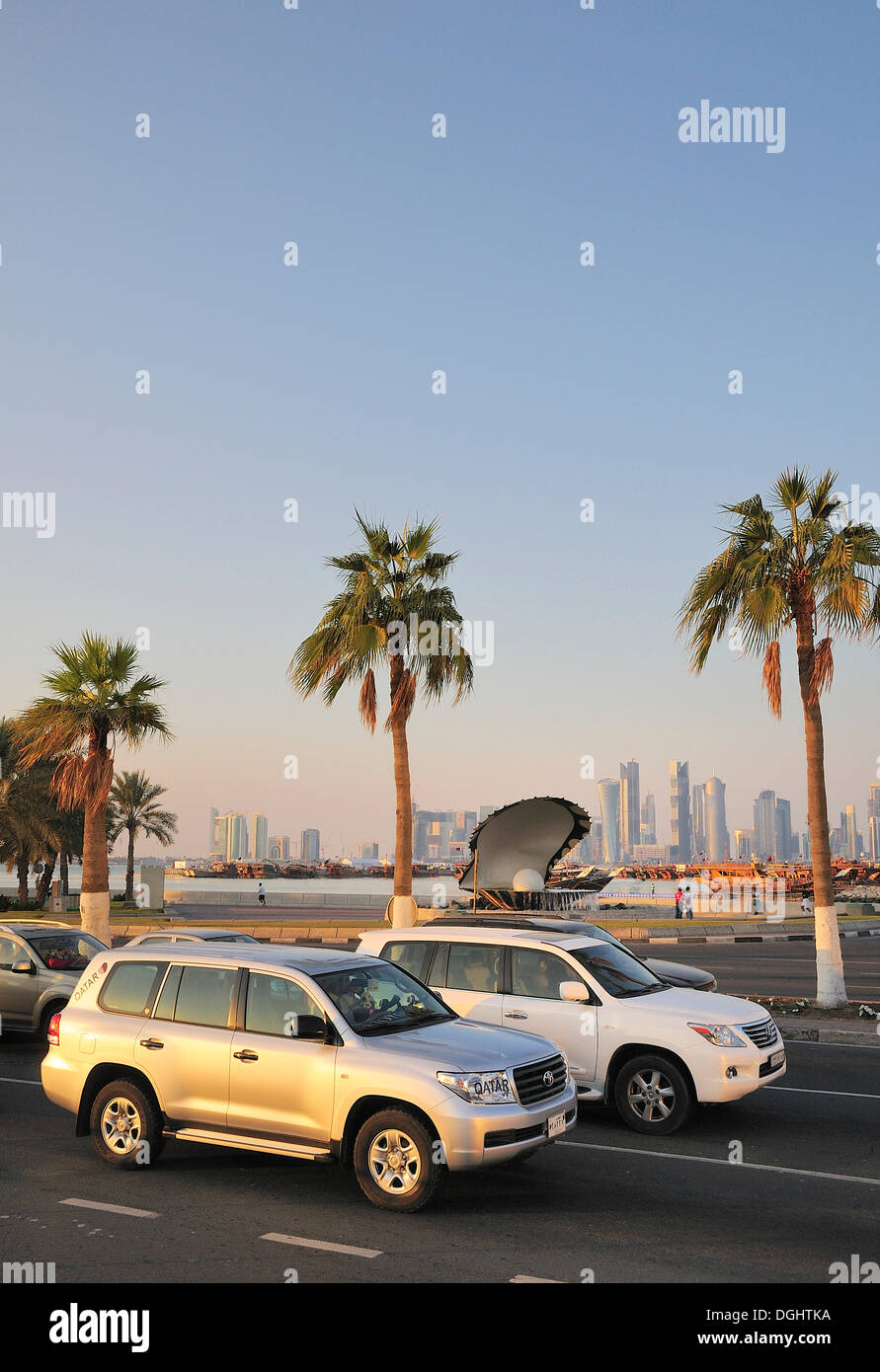 All Terrain Vehicles an der Corniche vor dem Pearl Oyster Brunnen, Doha, Katar, Nahost Stockfoto