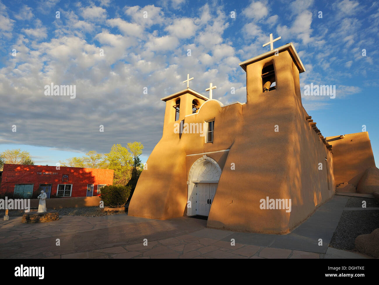 Lehmarchitektur, Kirche des Hl. Franziskus von Assisi, Ranchos de Taos, New Mexico, USA Stockfoto