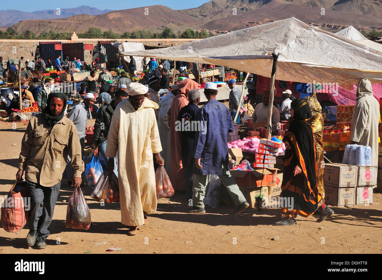 Wochenmarkt in Agdz, Draâtal, Agdz, beschäftigt Souss-Massa-Draâ Region, Marokko Stockfoto