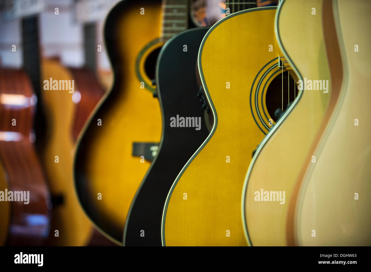 Gitarren in einem Musik-Shop, Irland, Europa Stockfoto