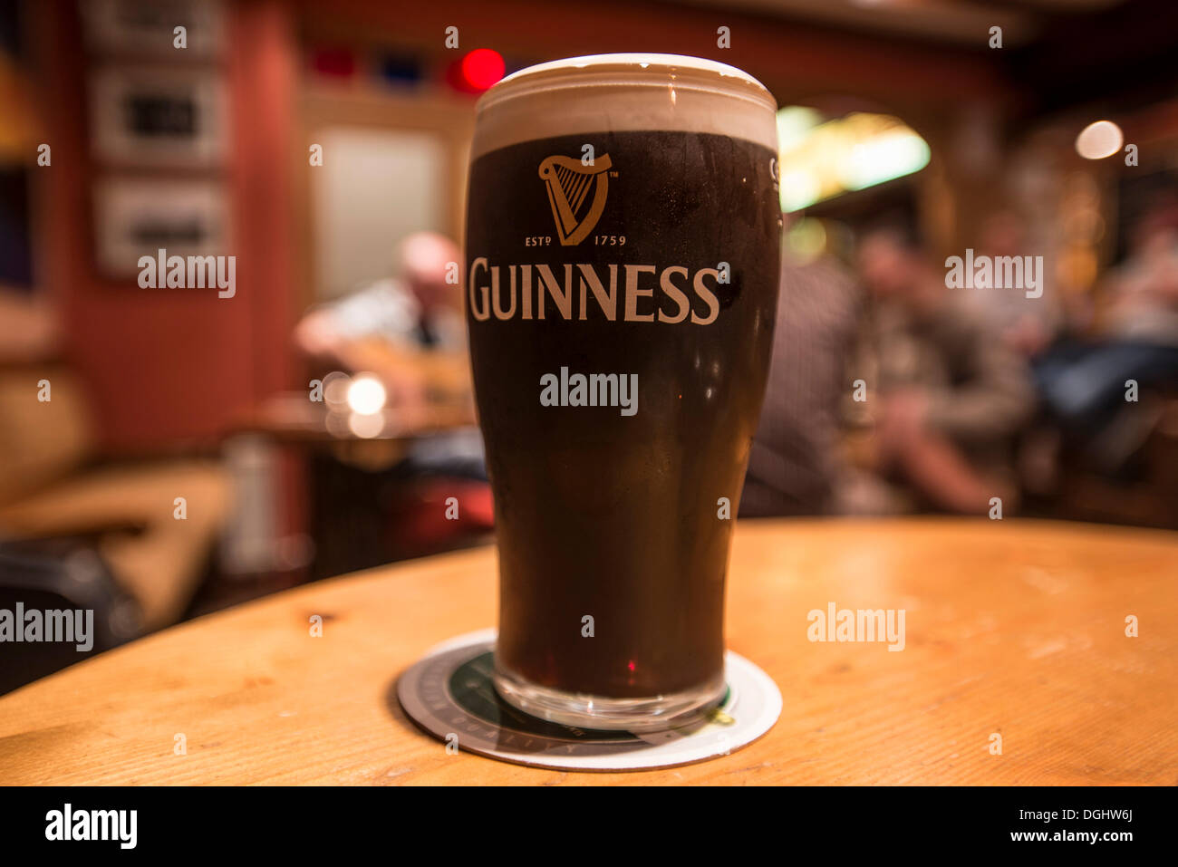 Pint Guinness in der Kneipe, Allihies, Ring of Beara, Irland, Europa Stockfoto