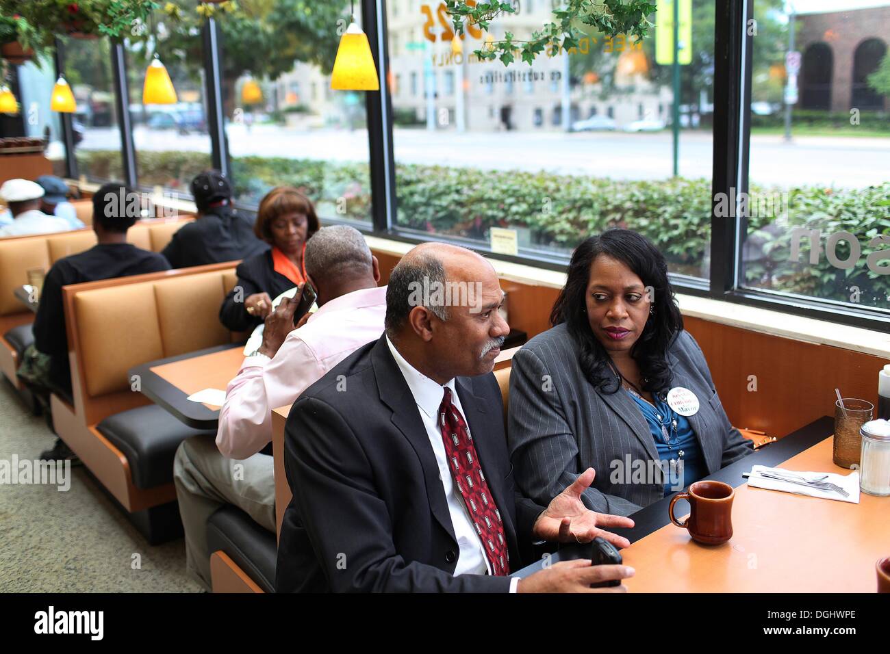 Detroit, Michigan, USA. 31. Juli 2013. Detroit Bürgermeisterkandidat spricht CRYSTAL CRITTENDON (R) mit ihren Kampagnen-Manager in der Clique Restaurant in Downtown Detroit. Crittendon sagte, sie will die Stadt in eine stabile und sichere Stadt wiederherzustellen, die Mittelklasse-Familie anziehen wird, sondern dass sie Zedenten Kontrolle staatlicher Intervention verzichten will. © Michael Francis McElroy/ZUMA Wire/ZUMAPRESS.com/Alamy Live-Nachrichten Stockfoto
