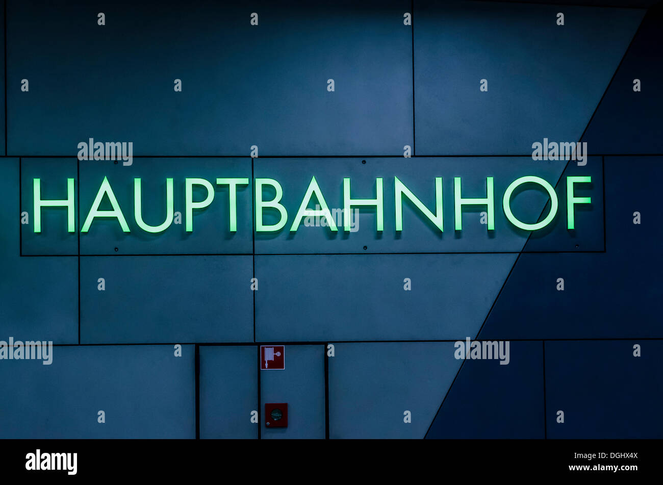 Schriftzug "Hauptbahnhof", Deutsch für "Hauptbahnhof", Graz Hauptbahnhof, Hauptbahnhof, Graz, Steiermark, Österreich Stockfoto