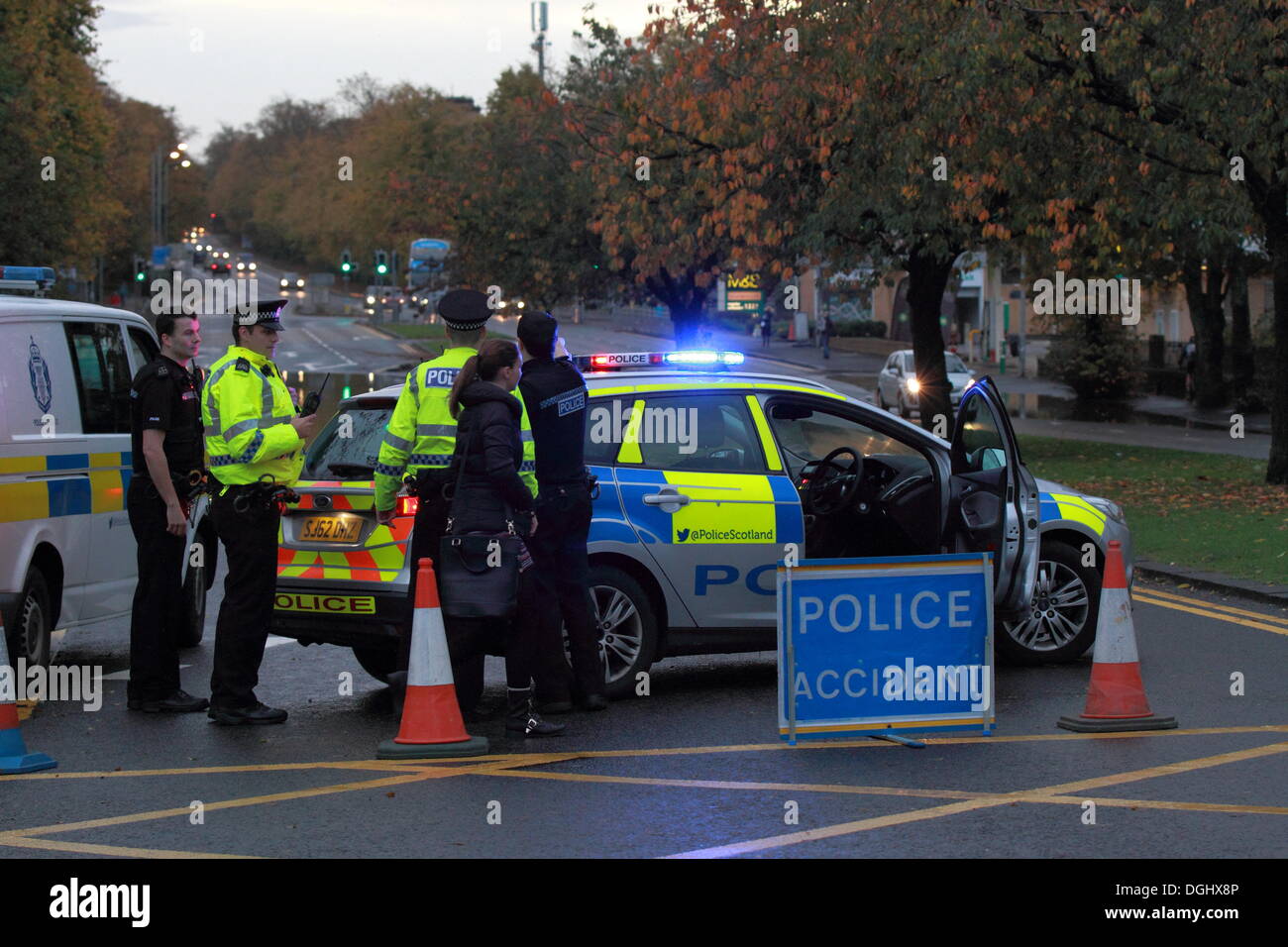 Glasgow, Vereinigtes Königreich. 22. Oktober 2013. Schweren Überschwemmungen an der A82 Great Western Road an der Kreuzung der Chesterfield Ave, verursacht durch starke Regenfälle führten zu schweren Hauptverkehrszeit Reisen Störung heute Morgen. Wind und Regen haben das Vereinigte Königreich mit Berichte festgezurrt, die das stürmische Wetter für den kommenden Tagen fortsetzen konnte. Bildnachweis: Paul Stewart/Alamy News Stockfoto