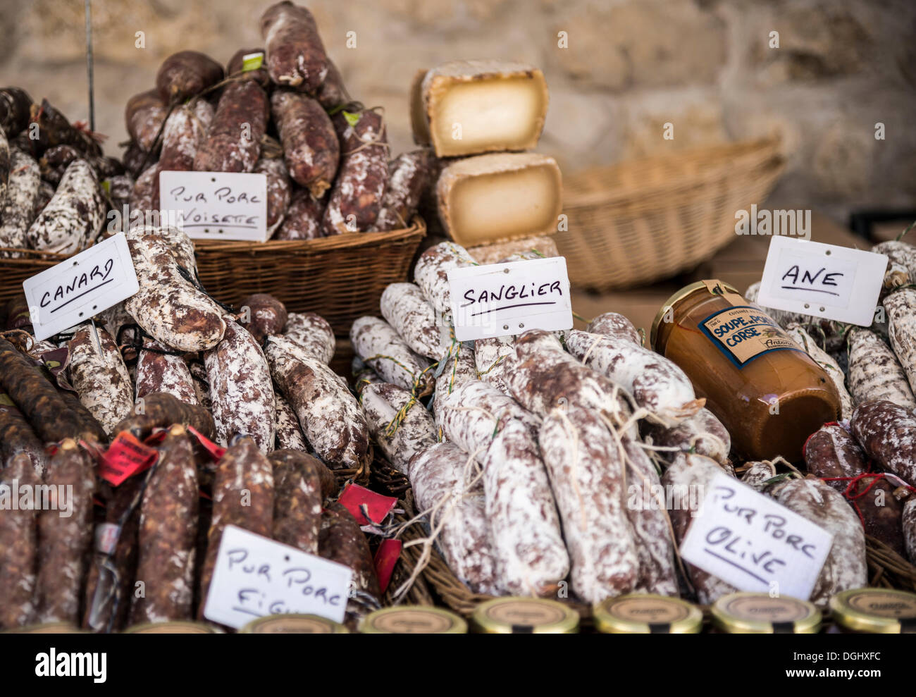 Salami zum Verkauf an einen Markt Stall, Marktplatz, Gréoux-Les-Bains, Provence-Alpes-Côte d ' Azur, Frankreich Stockfoto