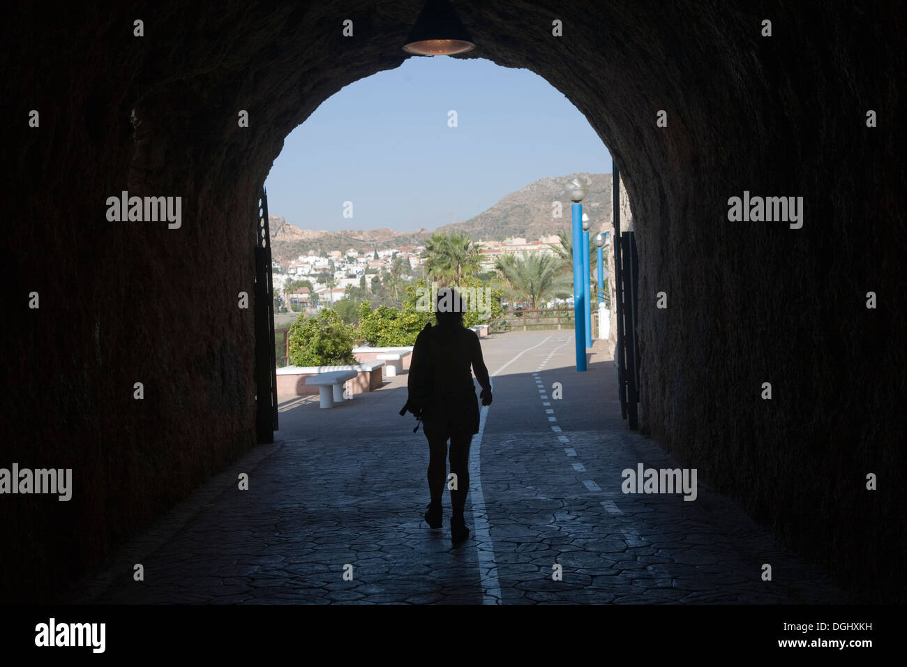 Gehweg im ehemaligen Eisenbahntunnel zwischen La Cala del Moral und Rincón De La Victoria Malaga Provinz, Spanien Stockfoto