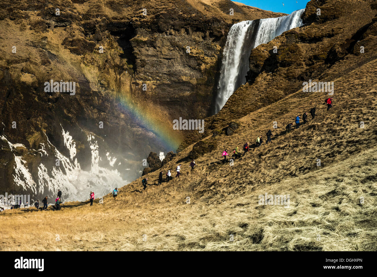 Touristischen Gruppe Wandern vor der Skógafoss Wasserfall, Skógar, Rangarþing Eystra, Region Süd, Island Stockfoto