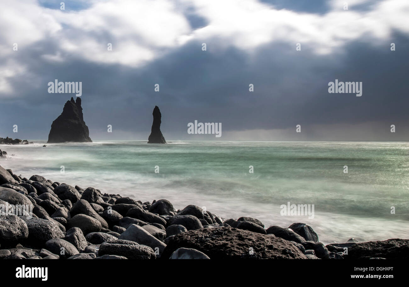 Reynisdrangar, schwarzer Basalt Felsnadeln, Black Beach, Reynisdrangar, Vík Í Mýrdal, südlichen Region, Island Stockfoto