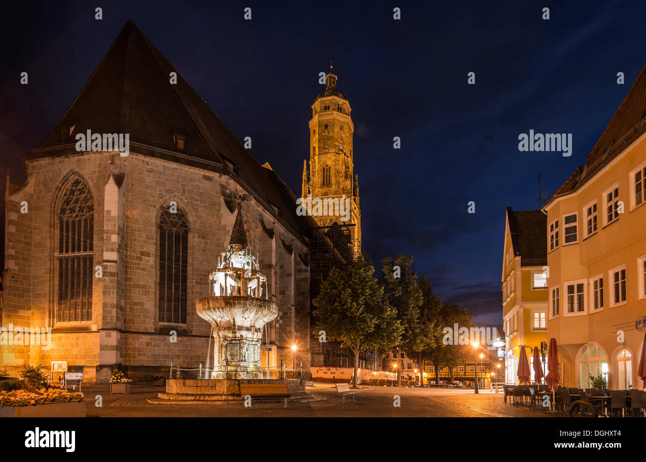 St.-Georgs Kirche mit ihrem Turm namens 'Daniel' und der Marktbrunnen in Nacht, historische Mitte, Nördlingen, Bayern Stockfoto