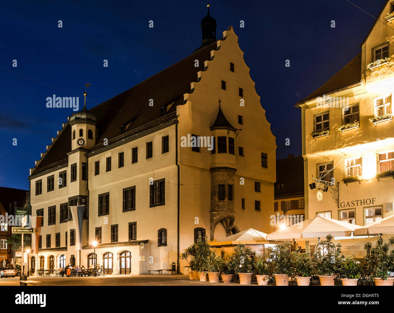 Rathaus in Nacht, historische Mitte, Nördlingen, Bayern, Deutschland Stockfoto
