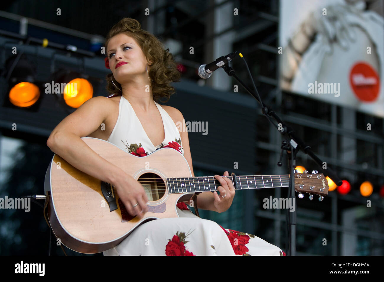 Norwegische Sängerin Benedicte Braenden live beim Blue Balls Festival Luzern vor dem KKL, Luzern, Schweiz Stockfoto
