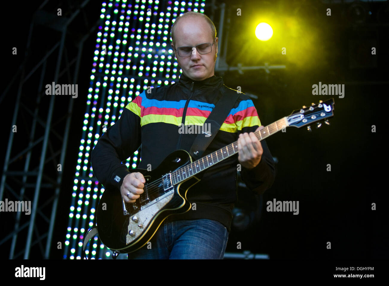 Jean-Michel Tourette, Gitarrist der deutschen Pop-Rock-Band Wir Sind  Helden, Leben auf dem Heitere Open Air in Zofingen Stockfotografie - Alamy