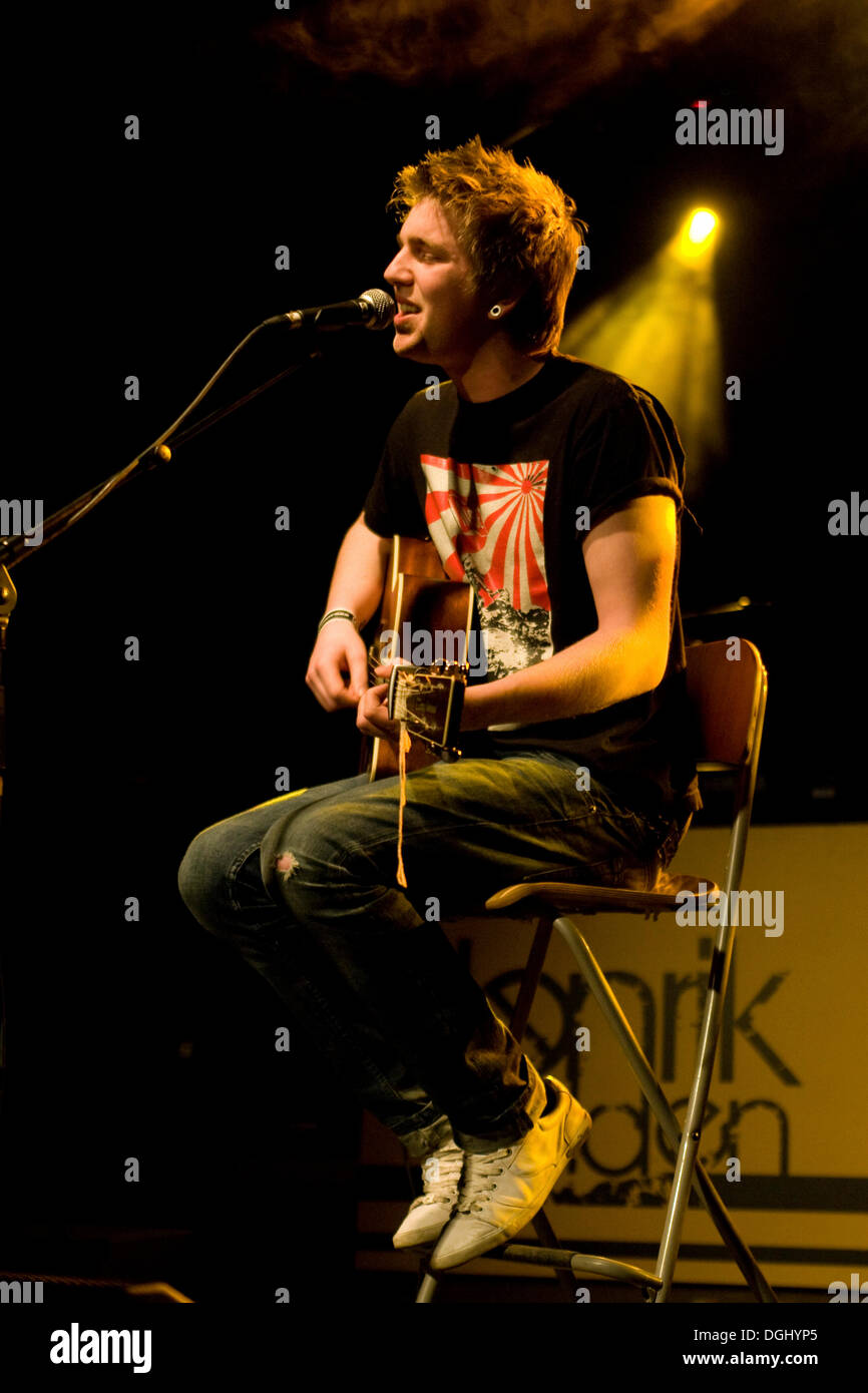 Britischer Sänger und Songschreiber Mike Dignam Leben in den Konzertsälen Schueuer, Luzern, Schweiz Stockfoto