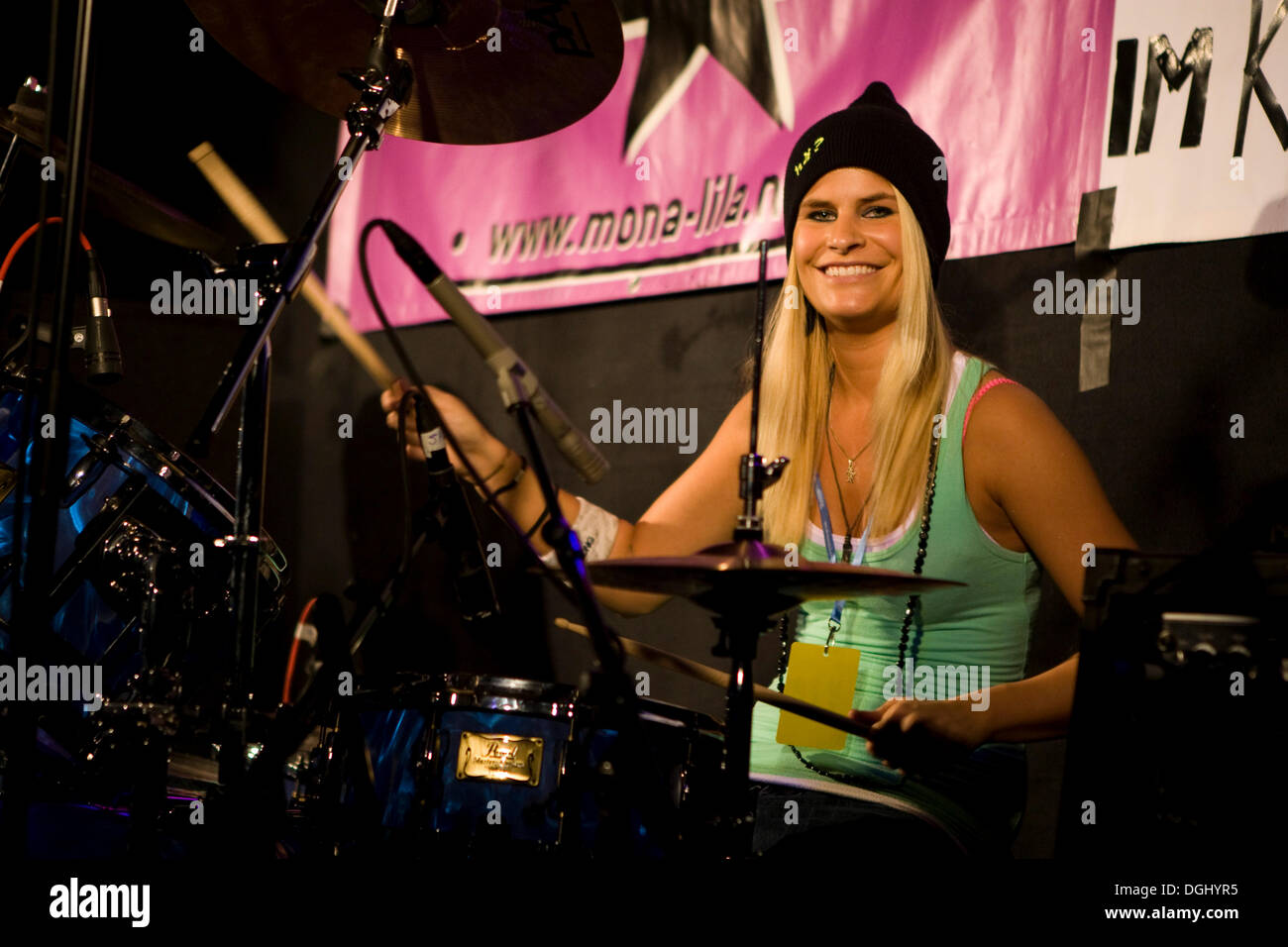 Jessica Ott, Schlagzeuger der Schweizer Frauen-Band Red Küken Leben im Knascht Club Luzern, Schweiz Stockfoto