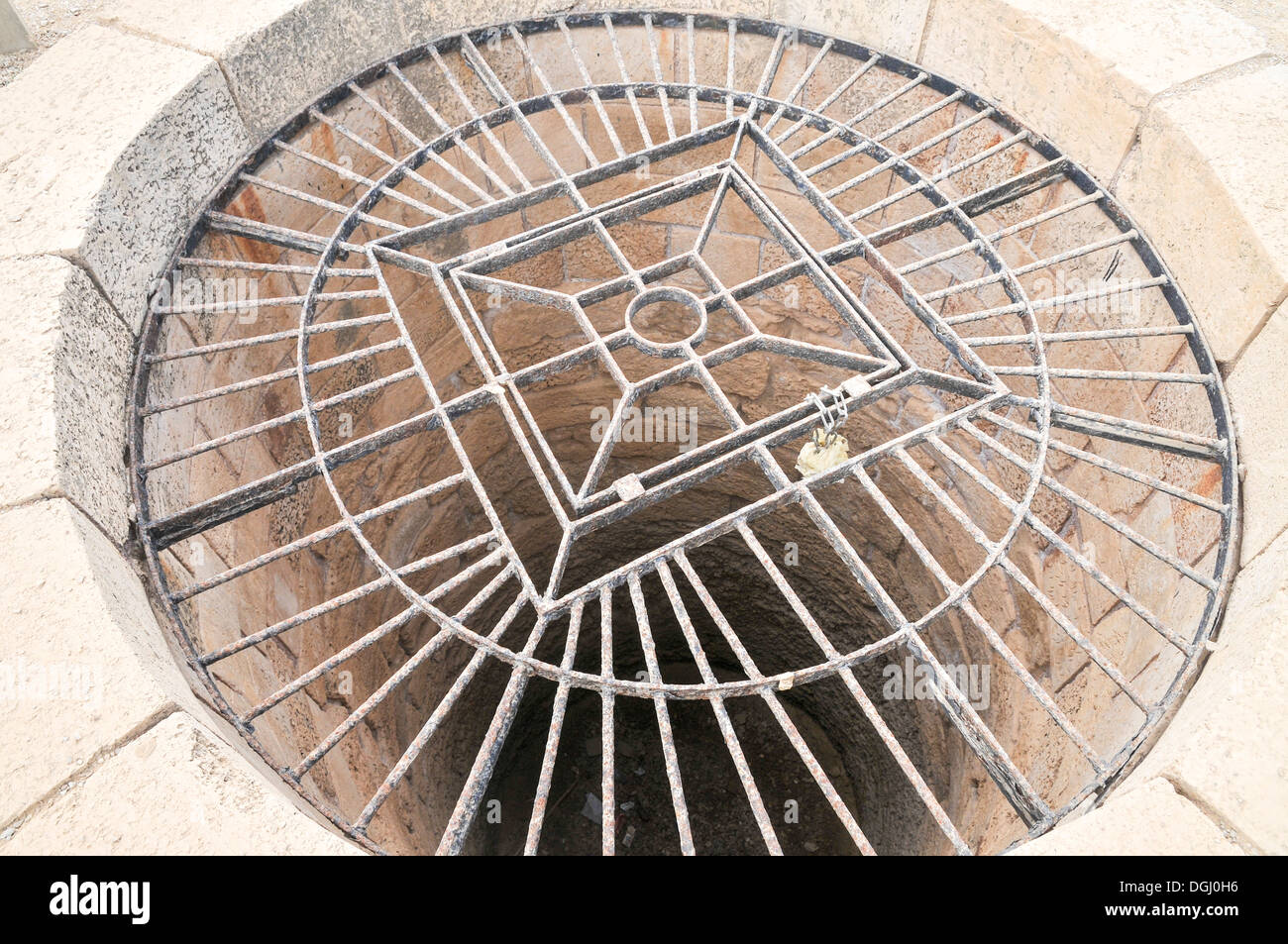 Caesarea, Israel der römischen Wasser gut Stockfoto