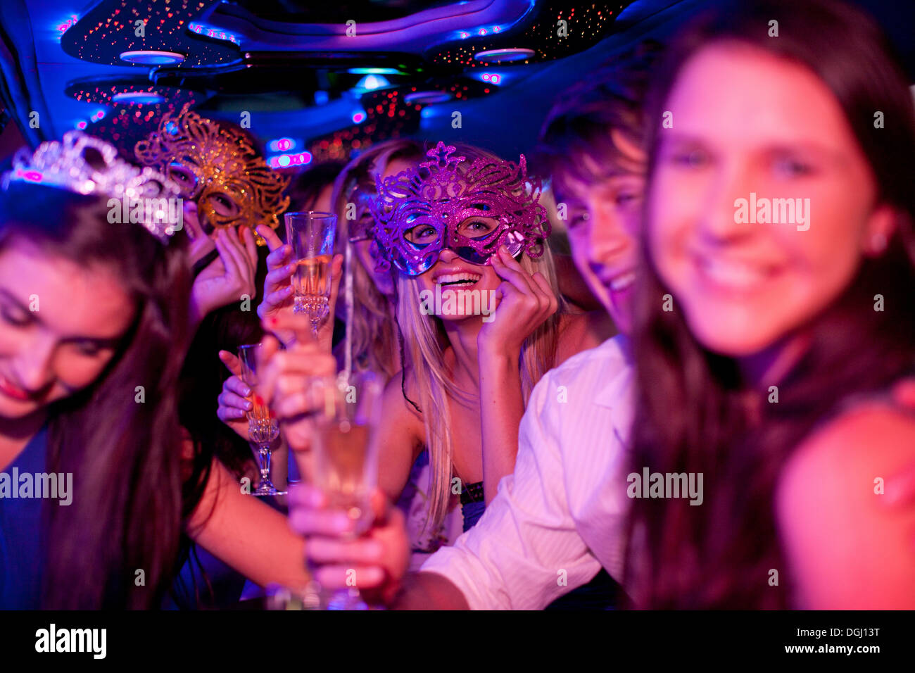 Junge Frauen tragen Masken in limousine Stockfoto