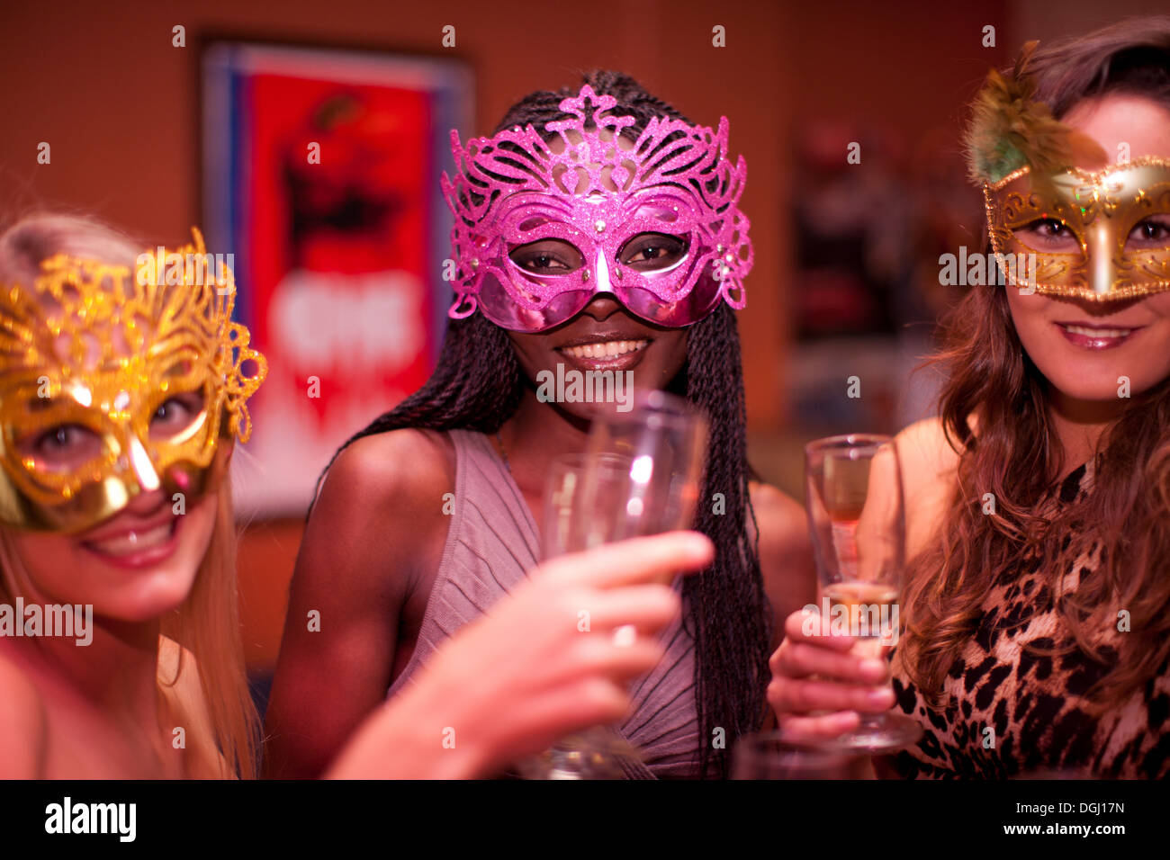 Junge Frauen tragen Masquerade Masken am Junggesellinnenabschied Stockfoto