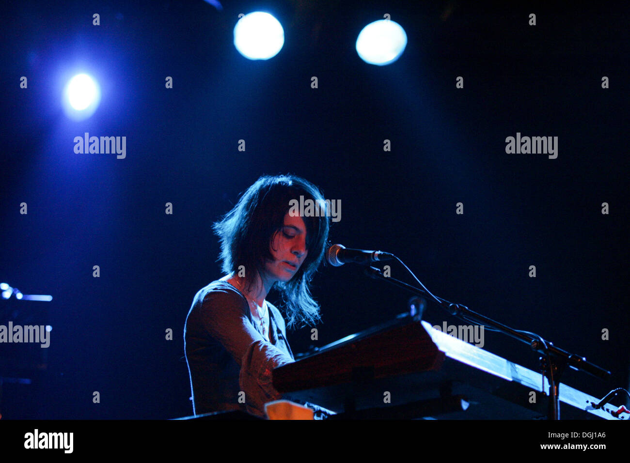 Sänger und Keyboarder hat der französischen Rockband Cyann & Ben am Schueuer Ort, Luzern, Schweiz Live Stockfoto