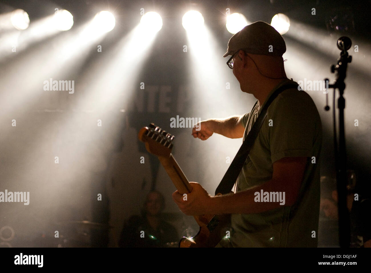 Lukas Bachmann, Gitarrist der Schweizer Pop und Rock band Dada Ante Portas live am Schueuer Ort, Luzern, Schweiz Stockfoto