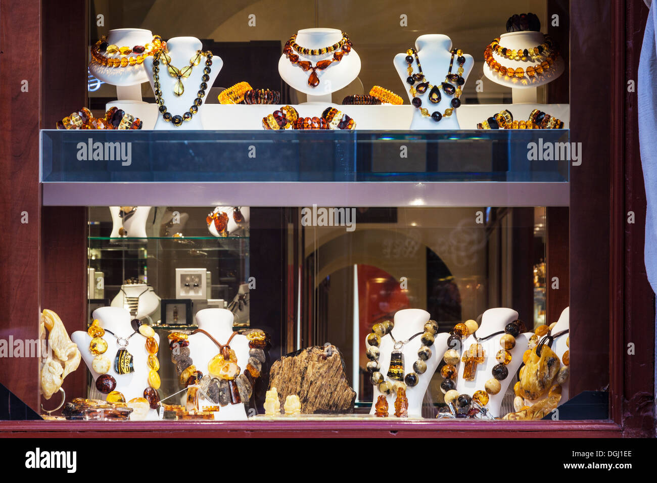 Shop-Schaufenster von Bernsteinschmuck in der Stare Miasto Bezirk von Warschau. Stockfoto