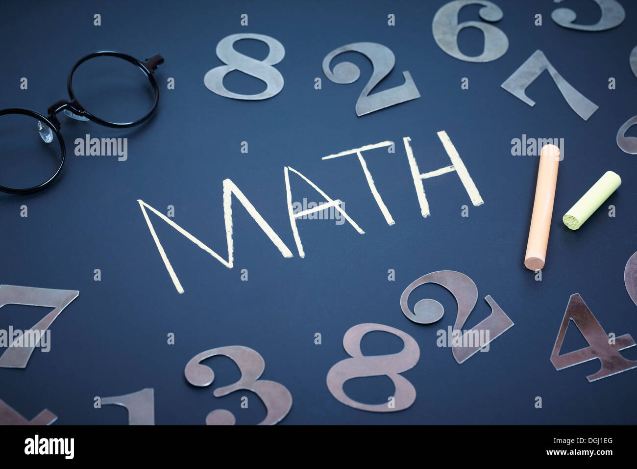 das Wort Mathematik und Zahlen an einer Tafel Stockfoto