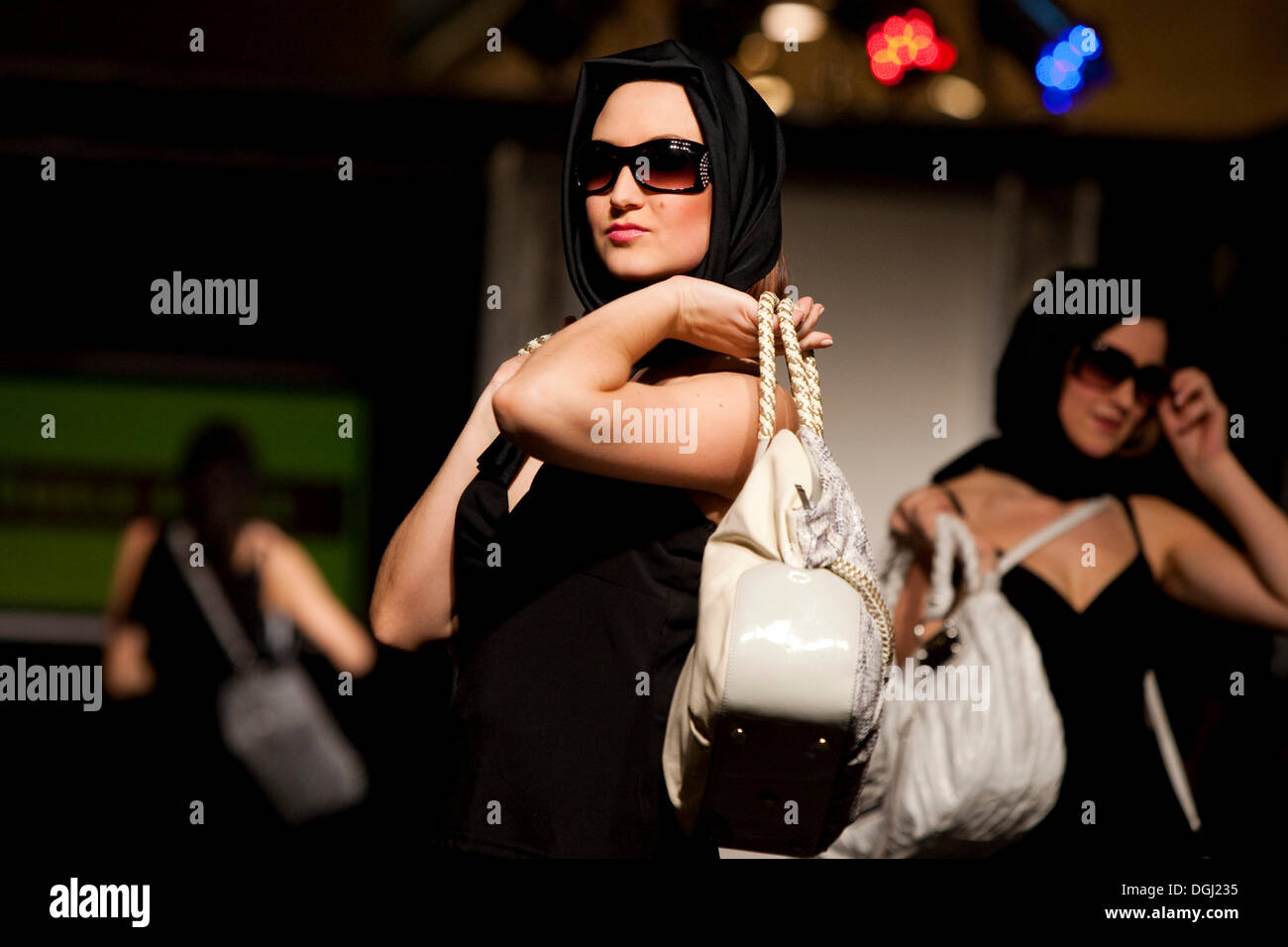 Weibliches Modell in einer Modenschau im Emmencenter Shopping Center in Emmenbrücke, Luzern, Schweiz Stockfoto