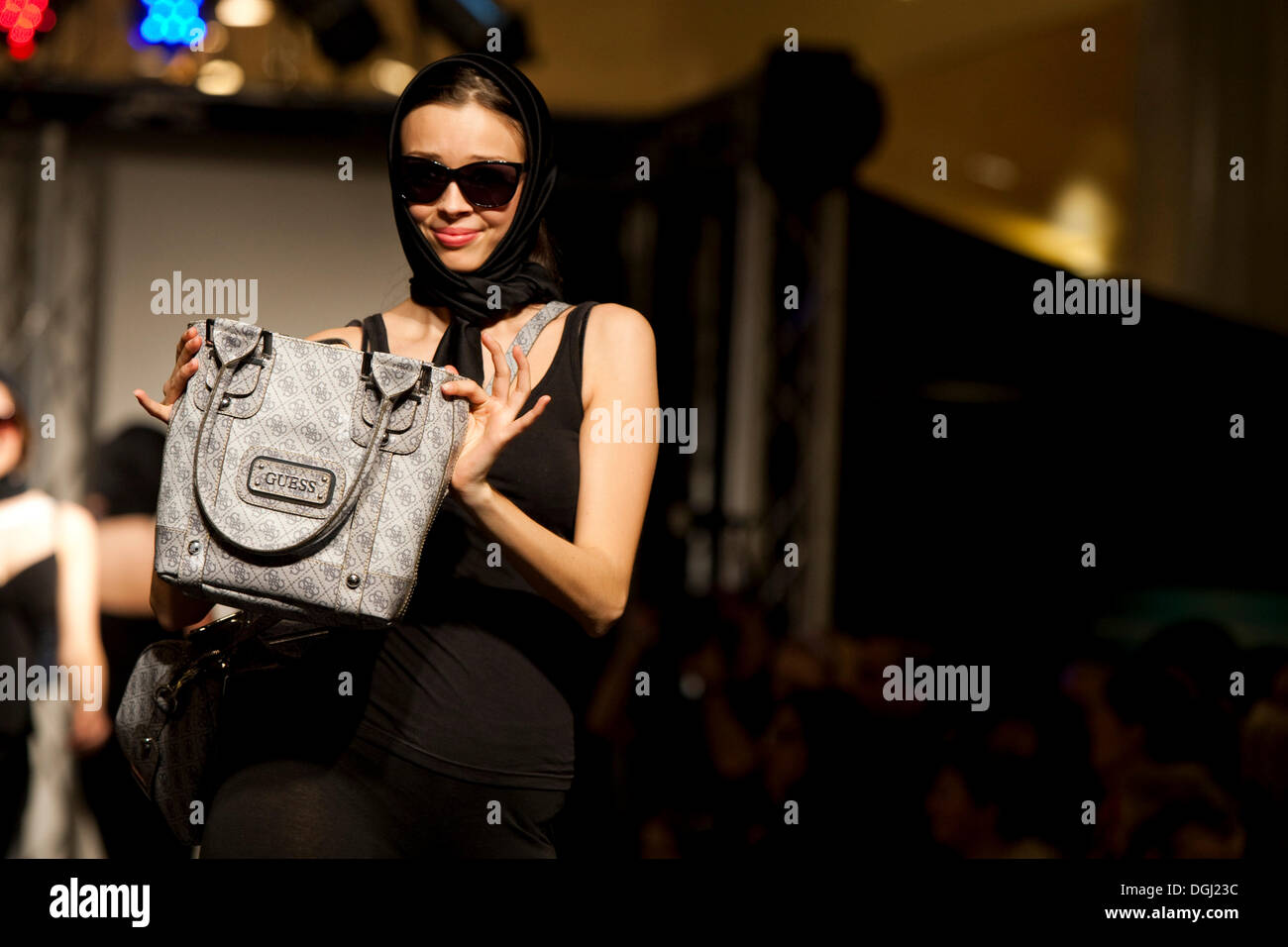 Weibliches Modell in einer Modenschau im Emmencenter Shopping Center in Emmenbrücke, Luzern, Schweiz Stockfoto
