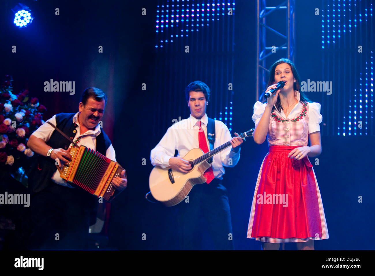 Schweizer Volksmusik und Pop sterben Gruppe Oesch Dritten die live bei der 10. Schlager-Night in der neuen Festhalle Allmend Stockfoto