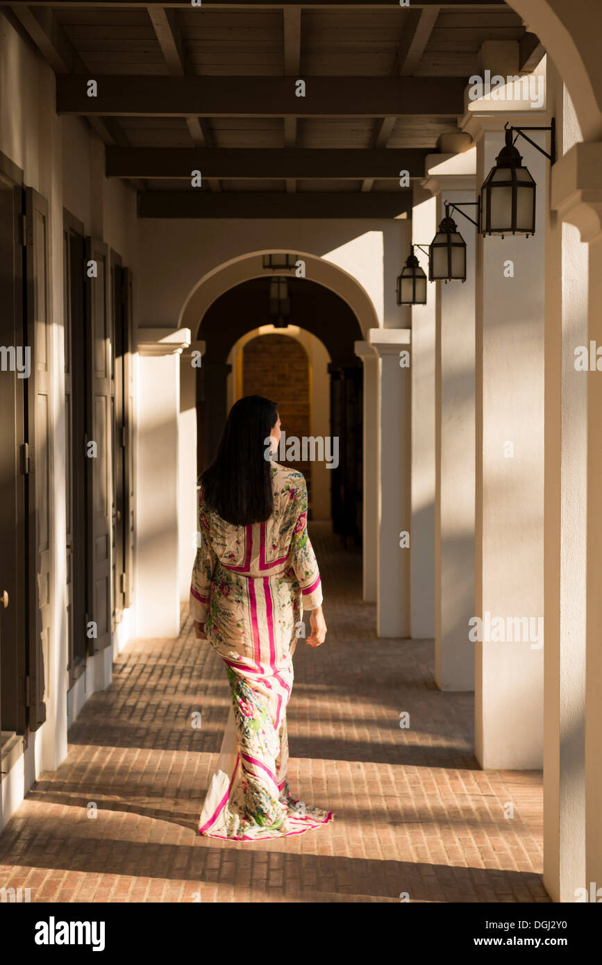 Frau zu Fuß vorbei an Spalten im hotel Stockfoto