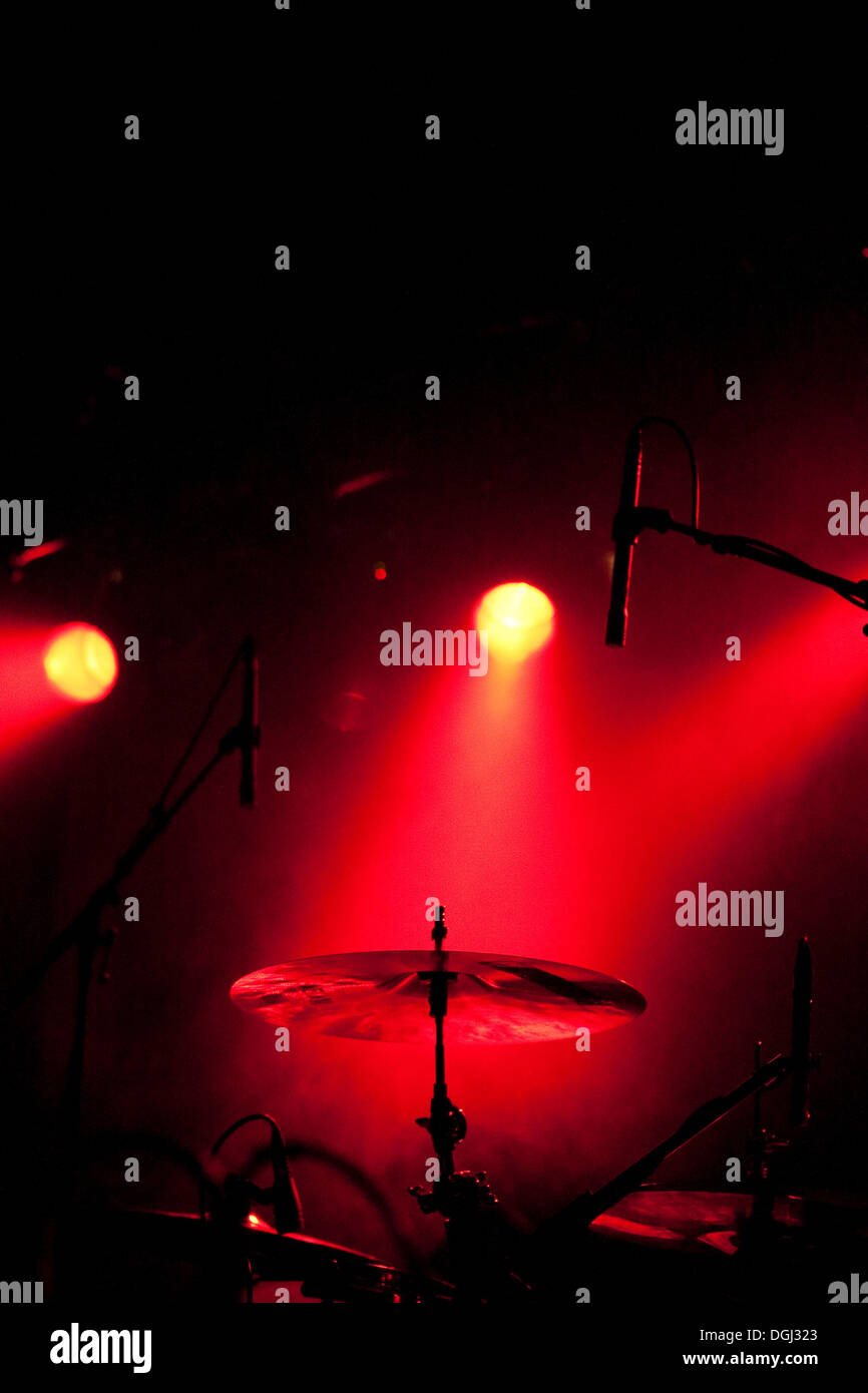 Becken der Trommel inmitten roter Bühne Licht Stockfoto