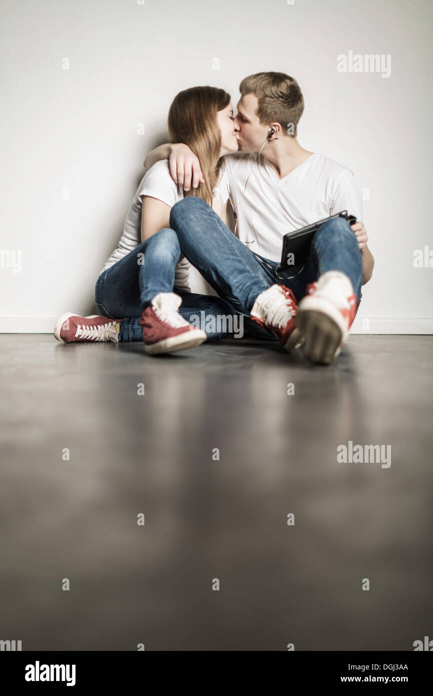TeenagerPaar sitzt am Boden küssen Stockfoto, Bild 61863378 Alamy