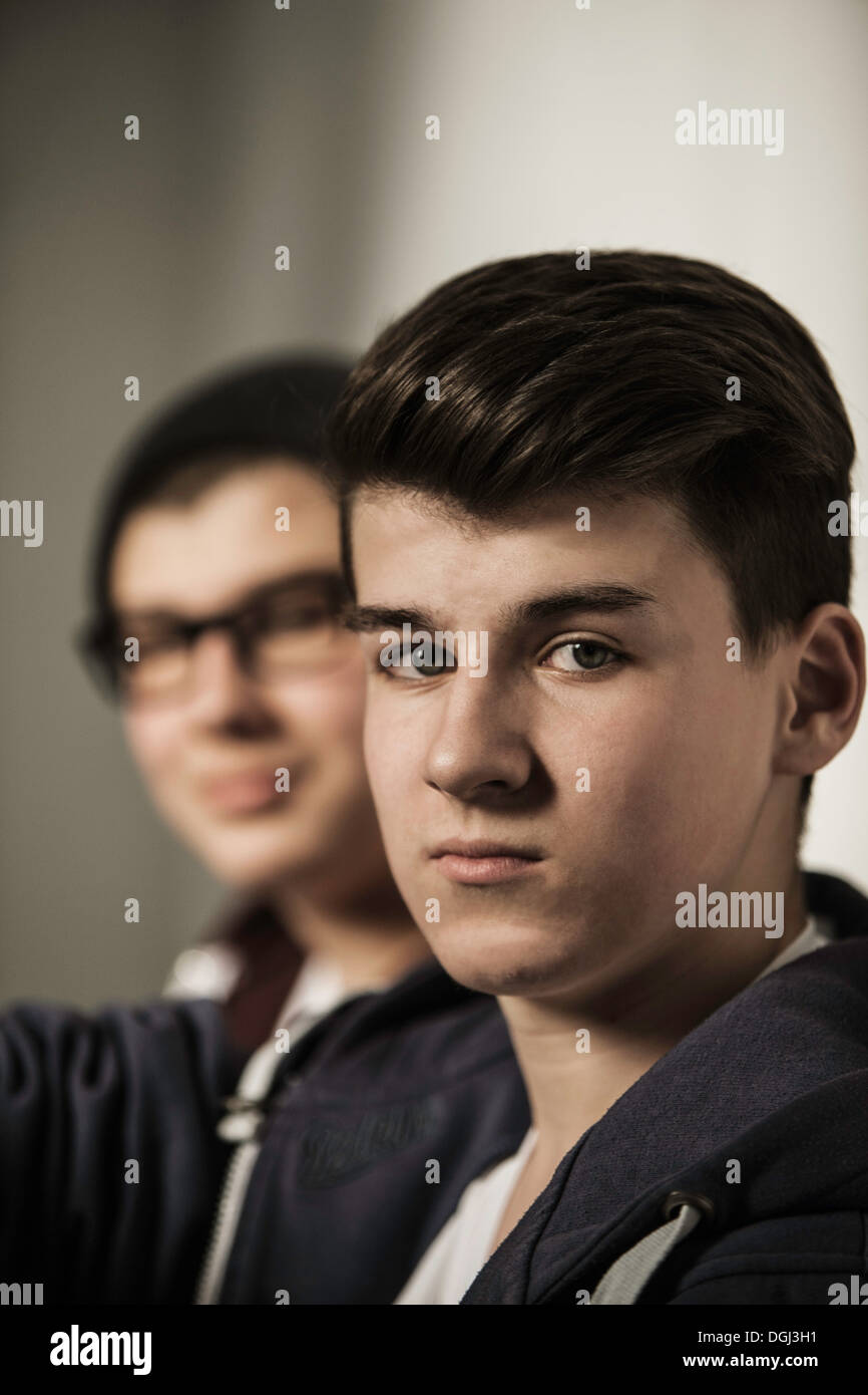 Zwei Jungs im Teenageralter, Fokus auf Vordergrund Stockfoto