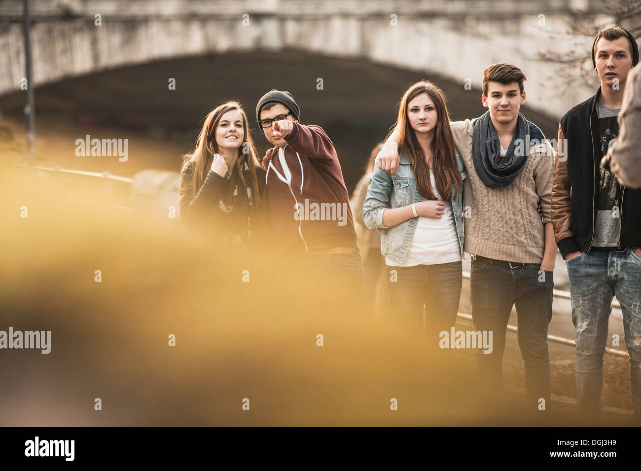 Fünf Jugendliche im Freien, junge zeigt auf Kamera Stockfoto