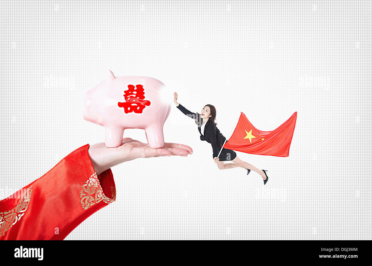 eine Geschäftsfrau mit einer Fahne von Chine hält ein Sparschwein Stockfoto